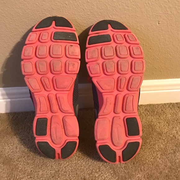 Women’s Nike Shoes - Picture 3 of 4